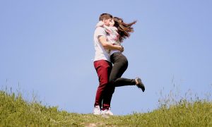 Власти рассказали, когда москвичам можно будет  обниматься