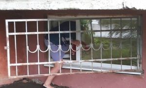 Пациентов саратовской поликлиники заставили пробираться в здание через полуподвальное окно