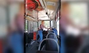 Пьяный пассажир накинулся на кондуктора трамвая в Новокузнецке