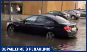 В центре Москвы BMW  “утонул” после дождя