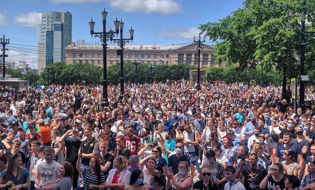 Тысячи жителей Хабаровска вышли на митинг в поддержку задержанного губернатора 