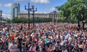 Тысячи жителей Хабаровска вышли на митинг в поддержку задержанного губернатора