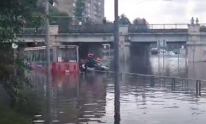 Спасатели на лодках эвакуировали пассажиров утонувшего в луже трамвая в Краснодаре