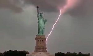 Это знак свыше: в главный символ США – статую Свободы  пять раз ударила молния