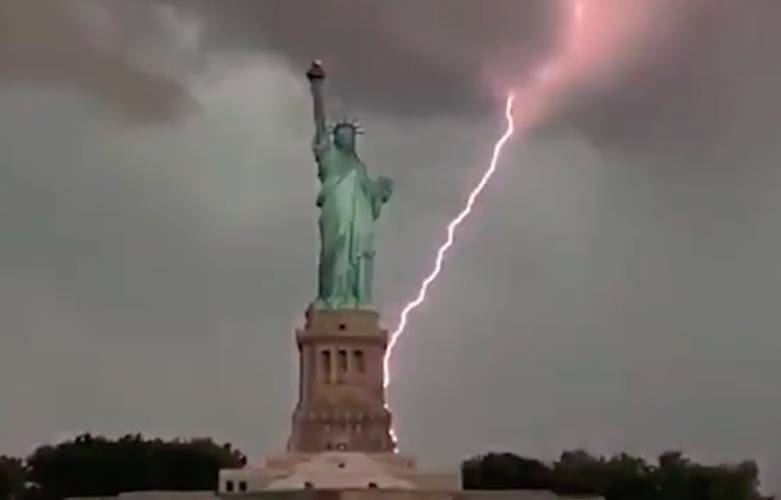 Это знак свыше: в главный символ США – статую Свободы  пять раз ударила молния 