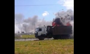 В Сеть попало видео несущегося по Тольятти горящего мусоровоза