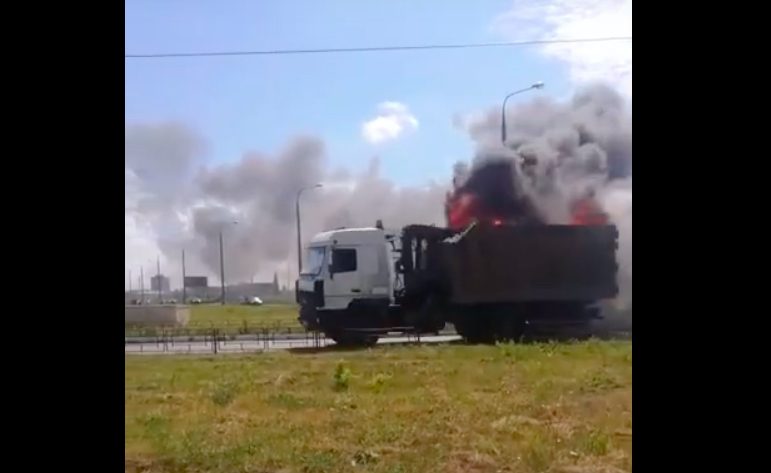 В Сеть попало видео несущегося по Тольятти горящего мусоровоза 