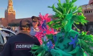 Борьба с пандемией продолжается: на Красной площади полиция задержала двух молодых людей в костюмах коронавируса
