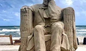 Песчаная скульптура, победившая год назад на конкурсе, оказалась пророческой