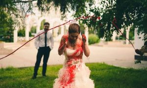 Феминистки в Казани залили свадьбу кровью