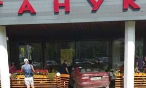 Автомобиль въехал в веранду суши-бара в Москве