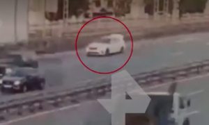 Камера сняла, как похищенный мужчина выпрыгнул на ходу из багажника машины