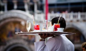 Роспотребнадзор разрешил не оставлять чаевые в ресторанах и кафе