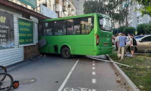 «Подрезанный» рейсовый автобус с пассажирами влетел в книжный магазин в Тюмени