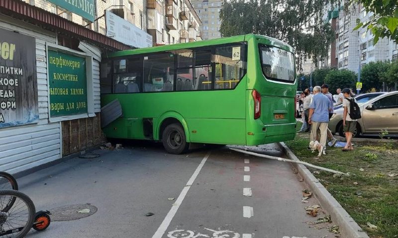«Подрезанный» рейсовый автобус с пассажирами влетел в книжный магазин в Тюмени 