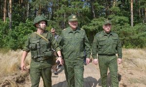 Отечество в опасности: Лукашенко привел войска в полную готовность и закрыл бастующие заводы