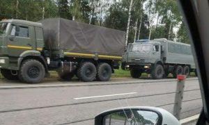 К Белоруссии идет загадочная военная колонна. Ее приняли за «подарок» Лукашенко от Путина