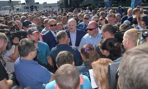 «Вас — толпа, а я — один»: Лукашенко в окружении охраны