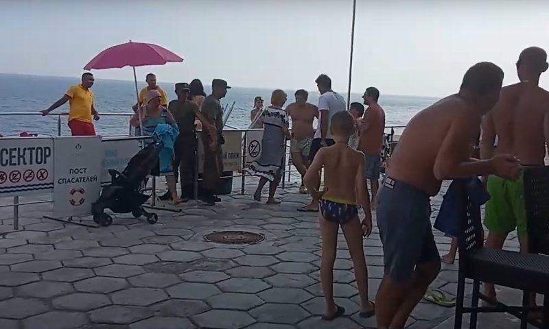 «Люди 200 тысяч платят, чтобы тут отдыхать»: на крымском пляже казак отхлестал купальщиков плеткой 