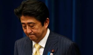 Премьер-министр Японии Синдзо Абэ объявил об отставке и молча покинул резиденцию