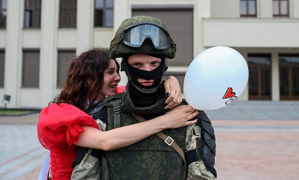 В Минске спецназ встал на сторону демонстрантов. Лукашенко просит Путина «поговорить» 