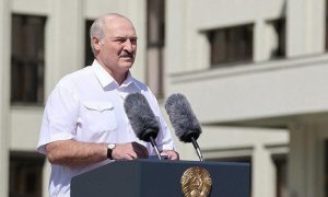 Лукашенко на митинге: «Встаю перед вами на колени» (но не встал)