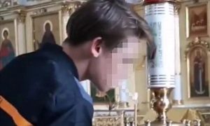 «Тварь я дрожащая или право имею»: на подростка завели уголовное дело за прикуривание от свечи в храме