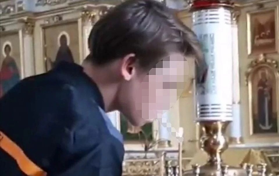 «Тварь я дрожащая или право имею»: на подростка завели уголовное дело за прикуривание от свечи в храме 