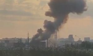 Очевидцы сообщили о серии взрывов на московском химзаводе. В МЧС информацию не подтверждают