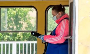 Пассажирка в Волгограде жестоко избила кондуктора после просьбы надеть маску