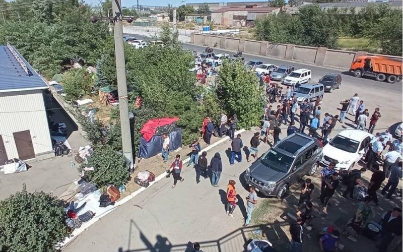 Тысячи узбеков разбили нелегальный лагерь на вокзале Ростова 