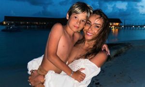 В полиции с детьми: Айзу Анохину задержали по подозрению в перевозке оружия