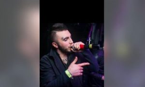 Смотрите видео: рэпер  Эллей  на полном ходу въехал на своем Infiniti в пешеходов