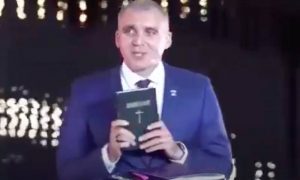 «Мэр серой плитки» на Украине принес на прямой эфир Библию, чтобы поклясться – на замене не обогащался