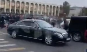 Экс-главу Киргизии попытались убить прямо на центральной площади Бишкека