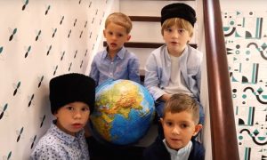 Маленькие петербуржцы подарили Кадырову на день рождения песню про красный чемоданчик