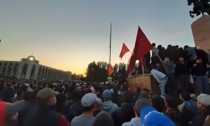 Камни против гранат: обиженные избиратели штурмовали Белый дом в Киргизии