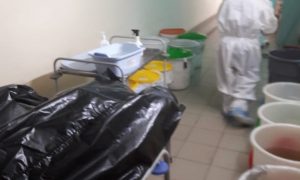 В ульяновском ковид-госпитале трупы складывают в коридоре