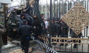 Сожгли парламент, освободили экс-президента: в Киргизии случился госпереворот