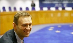«Вообще смешно»: Навальный назвал ложью ограничения на выезд из России и вмешательство Путина