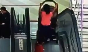 Камера московского ТЦ сняла, как девочка уронила брата в коляске с эскалатора и упала сама