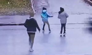 Ребенка перевернуло и распластало по дороге в страшном ДТП в Питере