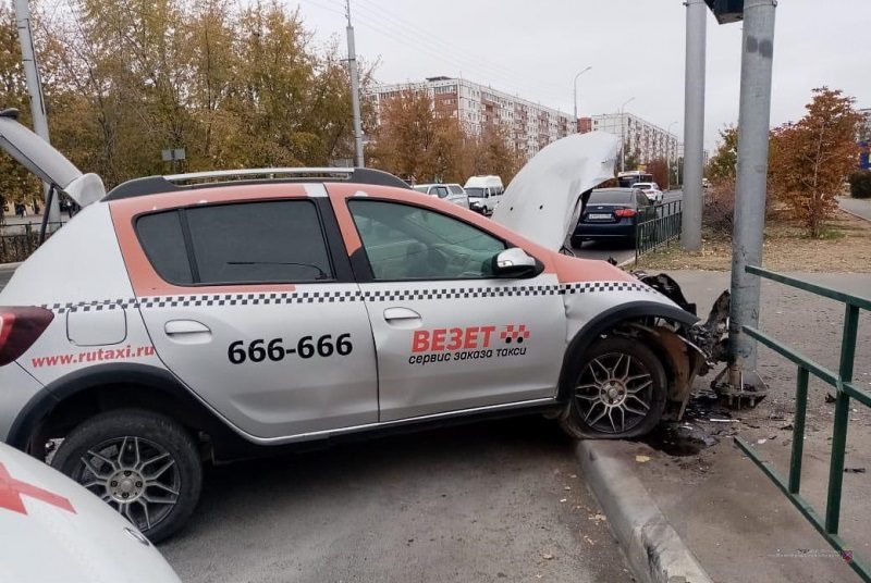 Таксистка выпала из автомобиля на ходу напротив храма в Волжском 
