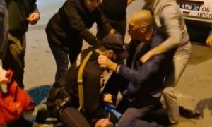 Избиение депутата и полицейских попало на видео в Волгоградской области