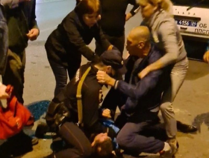 Избиение депутата и полицейских попало на видео в Волгоградской области 
