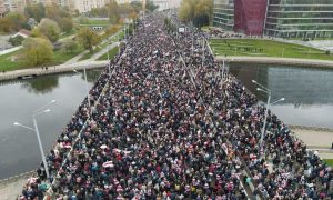 Более 100 тысяч человек на улицах, взрывы и выстрелы - Минск сотрясает небывалая акция протеста