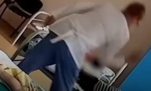 И даже не извинилась: вторую медсестру новосибирской больницы поймали на избиении ребенка