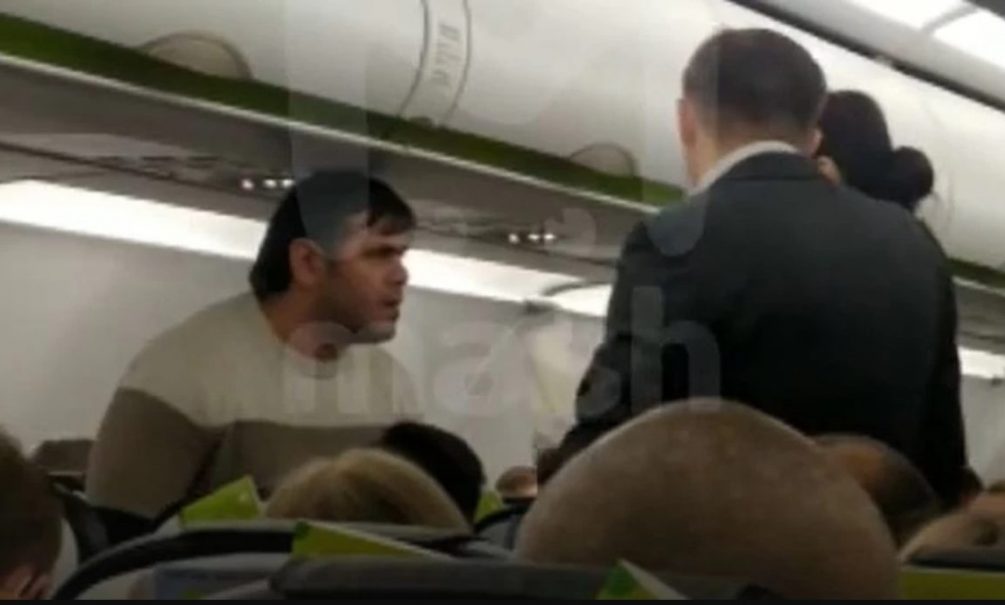 Вы делаете это без уважения: россиянин учинил дебош в самолете — его взбесил инструктаж по безопасности 