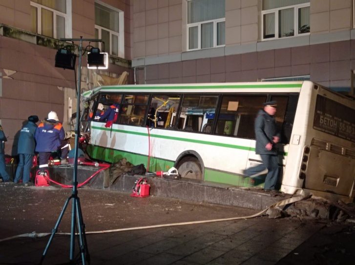 В Великом Новгороде автобус протаранил здание университета, есть погибшие 