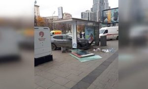 В Москве Nissan влетел в остановку с людьми. Есть пострадавшие